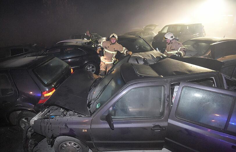 Bei einer Massenkarambolage auf der A 33 bei Paderborn sind ein Mann getötet und 66 Menschen zum Teil schwer verletzt worden.