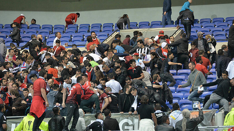 Vor der Partie Lyon gegen Besiktas spielten sich irre Szenen ab. Die Bilder.