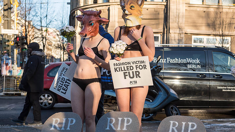"Fashion Victim: Killed For Fur" steht auf einem Plakat der Tierschützer.