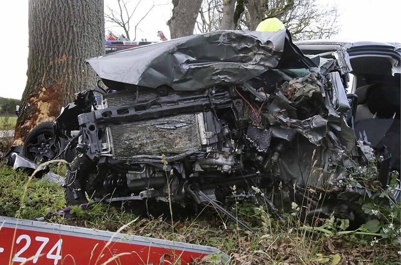 Ein 27-jähriger Student stirbt nach Aufprall gegen Baum.