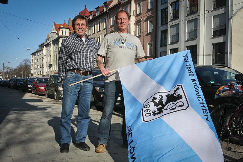 In Giesing sind die Sechzger daheim. Auch diese beiden sagen: "Das ist unser Viertel!" Roman (rechts) spielte früher in der Jugend des TSV 1860 München, Anton ist seit Jahrzehnten Mitglied im Fanclub. Beide sind echte Giesinger.