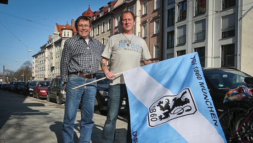 In Giesing sind die Sechzger daheim. Auch diese beiden sagen: "Das ist unser Viertel!" Roman (rechts) spielte früher in der Jugend des TSV 1860 München, Anton ist seit Jahrzehnten Mitglied im Fanclub. Beide sind echte Giesinger. In Giesing sind die Sechzger daheim. Auch diese beiden sagen: "Das ist unser Viertel!" Roman (rechts) spielte früher in der Jugend des TSV 1860 München, Anton ist seit Jahrzehnten Mitglied im Fanclub. Beide sind echte Giesinger.