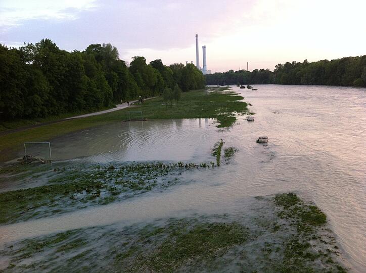 ... wie auch in den angrenzenden Stadtteilen in Isarnähe. Hier der Blick von der Wittelsbacherbrücke in Richtung Süden vom Dienstagabend. Der Fußballrasen war noch überschwemmt...