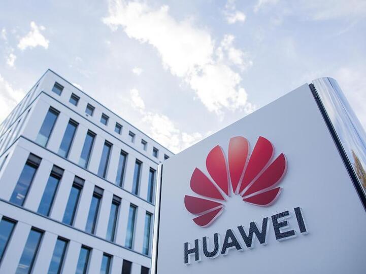 Die bereits im Mai 2019 eingeführten und schrittweise verschärften Sanktionen sehen vor, dass amerikanische Firmen Geschäftsbeziehungen mit Huawei nur mit einer speziellen Erlaubnis der US-Regierung unterhalten dürfen.