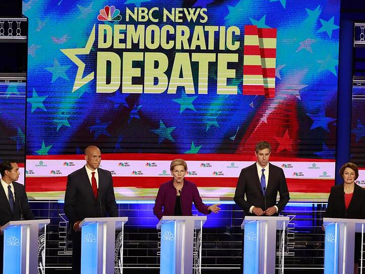 In Florida treten die ersten zehn demokratischen Kandidaten um die Präsidentschaftskandidatur in einer TV-Debatte gegeneinander an.