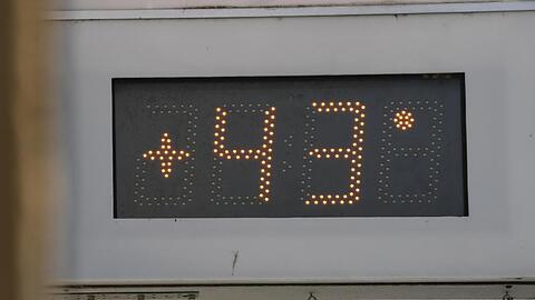 Ein Thermometer in Freiburg zeigt 43 Grad in der Sonne. Im globalen Durchschnitt war 2024 das heißeste Jahr seit Beginn der Messungen. Der nächste Rekord lässt wohl nicht mehr lange auf sich warten, so die Experten.