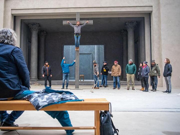 Christian Stückl (l), Spielleiter der Passionsspiele Oberammergau, sitzt während einer Probe. Foto: Lino Mirgeler/dpa