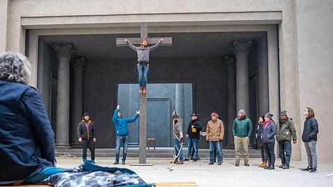 Christian Stückl (l), Spielleiter der Passionsspiele Oberammergau, sitzt während einer Probe. Foto: Lino Mirgeler/dpa