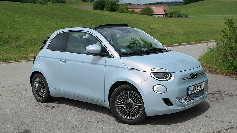 Geballter italienischer Charme auf nur  2,63 Metern Länge: der Fiat 500 e als Cabrio.