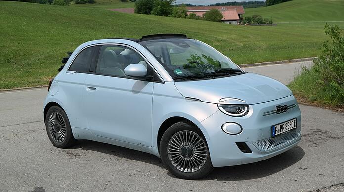 Geballter italienischer Charme auf nur  2,63 Metern Länge: der Fiat 500 e als Cabrio.