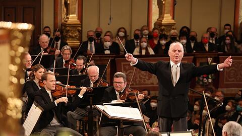Letztes Jahr noch ohne Publikum, diesmal 2Gplus, aber volle Besetzung mit Maske: Die Wiener Philharmoniker unter Daniel Barenboim beim Neujahrskonzert im Großen Saal des Wiener Musikvereins.