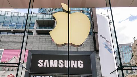 Ein Samsung Experience Store in unmittelbarer Nähe eines Apple Retail Stores in Shanghai.