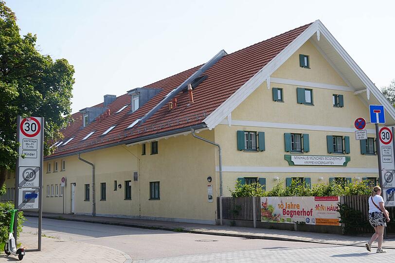 Eines der vielen historischen Häuser des alten Ortskerns: der Bognerhof. Er wurde von privat saniert und ist jetzt eine Kita. Eines der vielen historischen Häuser des alten Ortskerns: der Bognerhof. Er wurde von privat saniert und ist jetzt eine Kita.