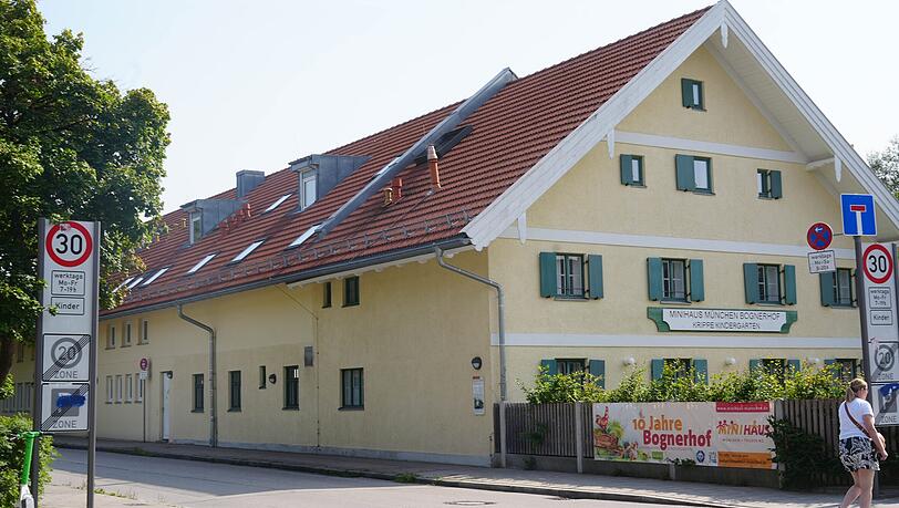 Eines der vielen historischen Häuser des alten Ortskerns: der Bognerhof. Er wurde von privat saniert und ist jetzt eine Kita. Eines der vielen historischen Häuser des alten Ortskerns: der Bognerhof. Er wurde von privat saniert und ist jetzt eine Kita.