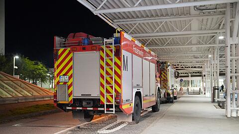 Auch die Feuerwehr ist am Flughafen im Einsatz.