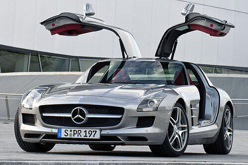 Jetzt endlich ungetarnt zu sehen: der neue Mecedes AMG SLS.
