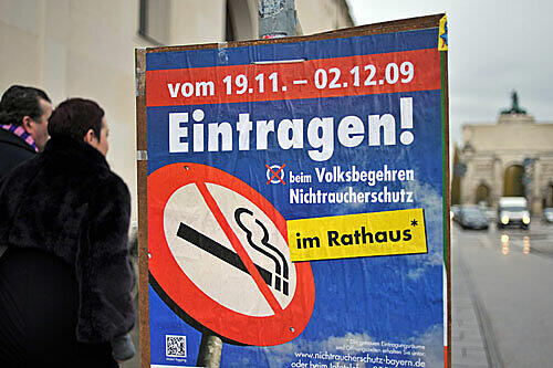 Ein Plakat der Nichtraucher-Kampagne der ÖDP (Ökologisch-demokratische Partei) hängt am Montag vor dem Siegestor in München