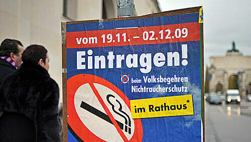 Ein Plakat der Nichtraucher-Kampagne der ÖDP (Ökologisch-demokratische Partei) hängt am Montag vor dem Siegestor in München