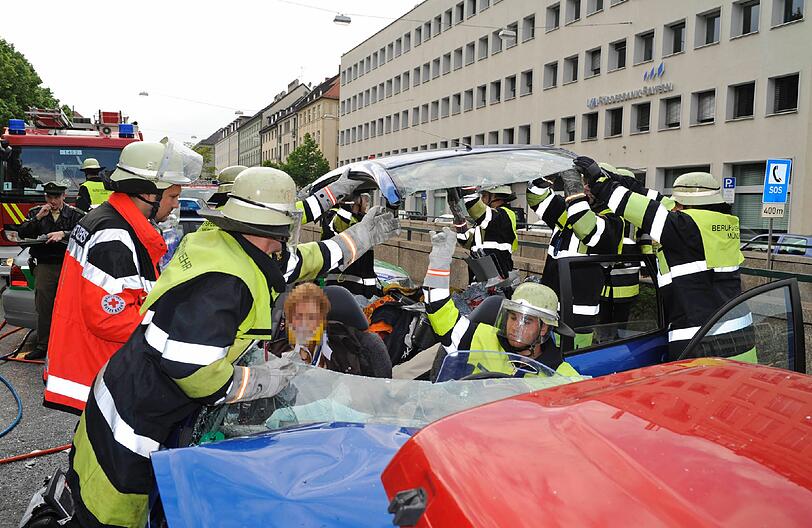 Die Feuerwehr befreit das Unfallopfer aus dem völlig zerstörten Kleinwagen.