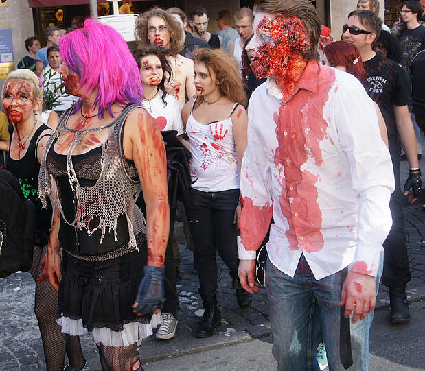 Die neue Staffel von "The Walking Dead" startet demnächst wieder bei FOX. Fans dieser Thriller- Reihe aus aller Welt feiern das auf sehr spekakuläre Art und Weise: Mit einem Zombiewalk. Übel zugerichtet und mit Kunstblut übersät erschrecken gut 700 Fans die Münchner am Karlsplatz Stachus. Die schrägsten Bilder.