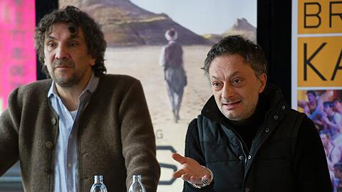 Regisseur Christian Stückl (l.) und Autor Feridun Zaimoglu während einer Pressekonferenz des Oberammergauer Passionstheaters zum Sommerprogramm 2013.