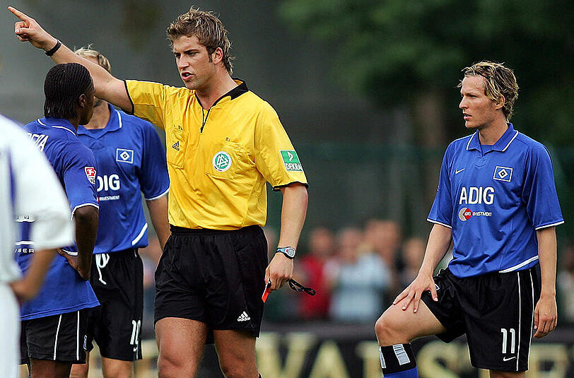 23. August 2004, DFB-Pokal, 1. Hauptrunde: In der Partie SC Paderborn gegen Hamburger SV (4:2) schickt Schiedsrichter Robert Hoyzer den Hamburger Emile Mpenza wegen Meckerns vom Platz. Rechts dessen Teamkollege und Ex-Löwe Benny Lauth.