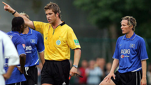 23. August 2004, DFB-Pokal, 1. Hauptrunde: In der Partie SC Paderborn gegen Hamburger SV (4:2) schickt Schiedsrichter Robert Hoyzer den Hamburger Emile Mpenza wegen Meckerns vom Platz. Rechts dessen Teamkollege und Ex-Löwe Benny Lauth.