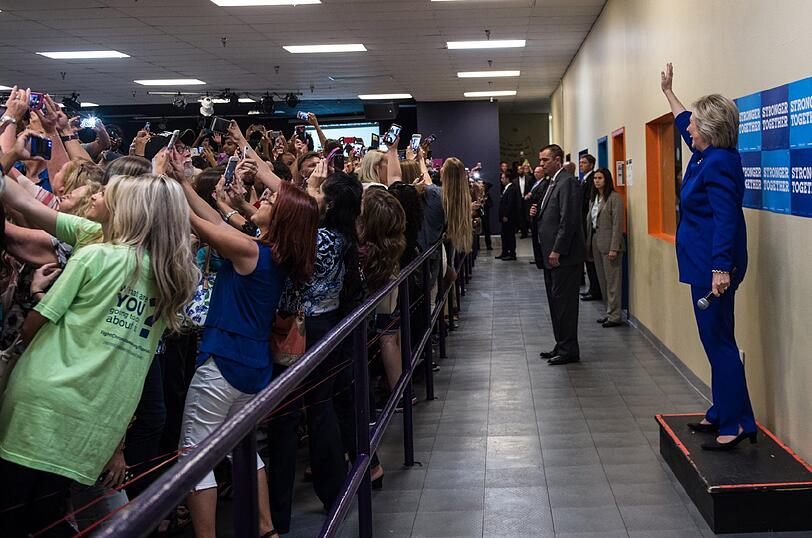 Ein Selfie mit der bald mächtigsten Frau der Welt - das dachten sich diese Hillary-Clinton-Fans bei einer Wahlkampfveranstaltung der Demokraten. Wie wir jetzt wissen, verlor Clinton das Rennen um das Amt des US-Präsidenten gegen Donald Trump. Ein Selfie mit einer Präsidentschaftskandidatin auf dem Smartphone ist aber auch nicht schlecht.