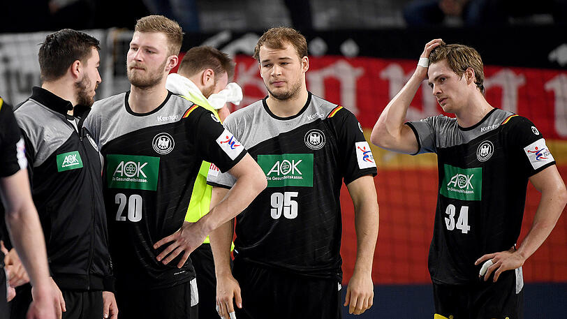 Bedient: Die deutschen Handballer nach der knappen Niederlage gegen Dänemark.