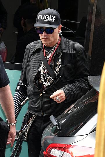 Johnny Depp wirkt ausgemergelt und blass, als er in Berlin ankommt.