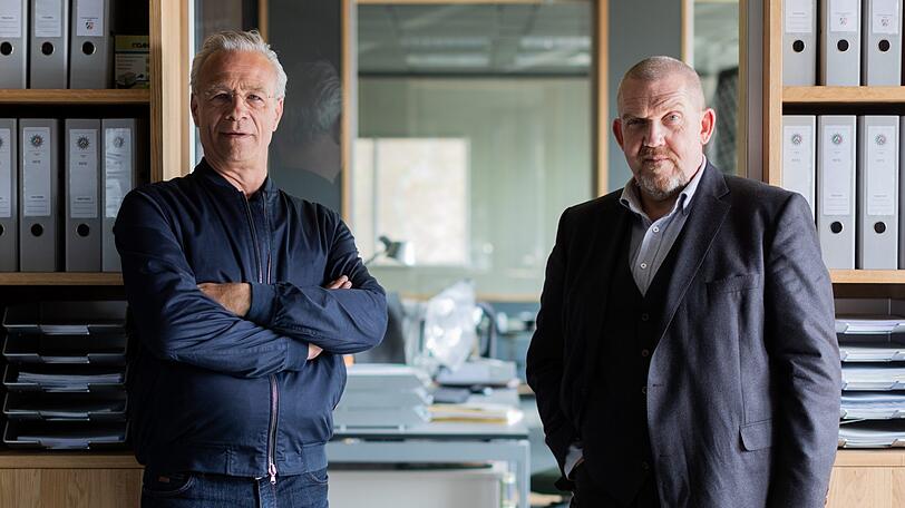 Die Schauspieler Klaus J. Behrendt (l, als Kommissar Max Ballauf) und Dietmar Bär (als Kommissar Freddy Schenk) stehen im neuen Kommissariat bei den Dreharbeiten zum Tatort aus Köln "Niemals ohne mich" (Arbeitstitel). Der Kölner "Tatort" ist für seine Sozialkritik bekannt. Die aktuelle Folge stellt Familienschicksale in den Mittelpunkt.