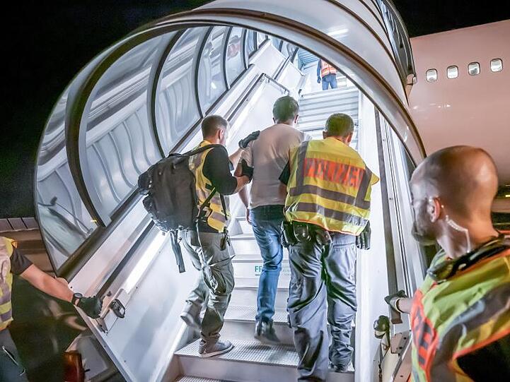 Das Archivfoto zeigt einen Abschiebeflug vom Flughafen Leipzig-Halle nach Afghanistan.