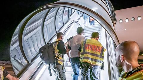 Das Archivfoto zeigt einen Abschiebeflug vom Flughafen Leipzig-Halle nach Afghanistan.