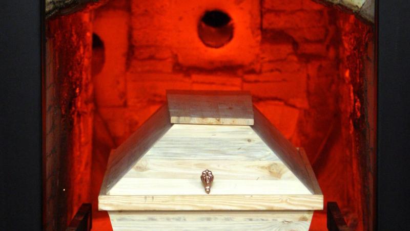Ein Sarg wird im Krematorium in einen Ofen gefahren. Foto: Kay Nietfeld/dpa/Archivbild Ein Sarg wird im Krematorium in einen Ofen gefahren. Foto: Kay Nietfeld/dpa/Archivbild
