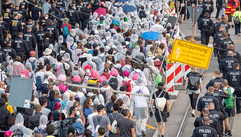 Route entlang der Hackerbrücke. Hier ist es nach einer ersten Eskalation noch friedlich, mit Musik und recht guter Laune.