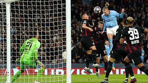 ManCity-Torjäger Erling Haaland (3.v.r) überragte beim Torfestival gegen RB Leipzig.