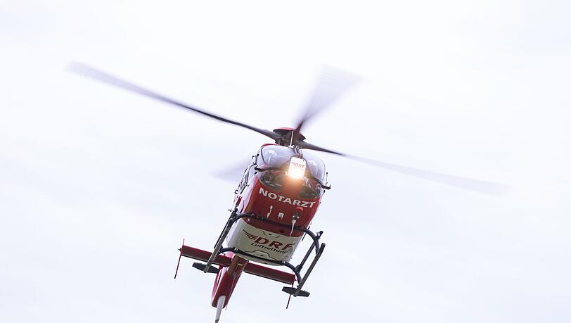 Ein Rettungshubschrauber setzt zur Landung an.