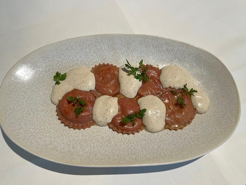 Verschiedene hausgemachte Ravioli stehen auf der Karte im Tiratardi. Hier eine Variante mit Nduja gefüllt – eine kalabrische Rohwurst – und Cacio e Pepe-Soße. Verschiedene hausgemachte Ravioli stehen auf der Karte im Tiratardi. Hier eine Variante mit Nduja gefüllt – eine kalabrische Rohwurst – und Cacio e Pepe-Soße.