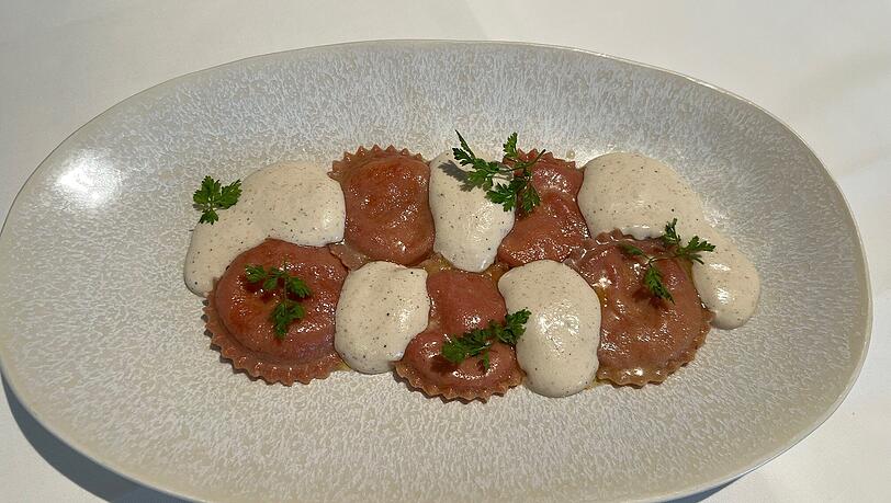 Verschiedene hausgemachte Ravioli stehen auf der Karte im Tiratardi. Hier eine Variante mit Nduja gefüllt – eine kalabrische Rohwurst – und Cacio e Pepe-Soße. Verschiedene hausgemachte Ravioli stehen auf der Karte im Tiratardi. Hier eine Variante mit Nduja gefüllt – eine kalabrische Rohwurst – und Cacio e Pepe-Soße.