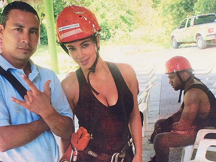 Ein Foto geht um die Welt: Traurig sitzt Kanye West auf einem Stuhl