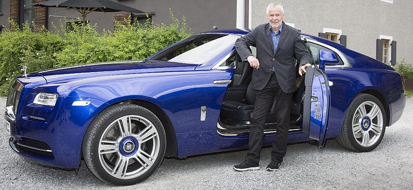 So lässt es sich aushalten: AZ-Autotester Rudolf Huber am Rolls-Royce Wraith.