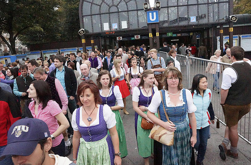 Alles drängt auf die Wiesn und in die Zelte. Die Bilder vom großen Ansturm aufs Oktoberfest am Freitag.