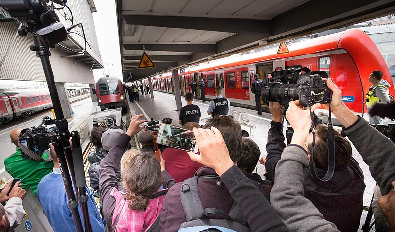 Am Samstag sind 6900 Flüchtlinge am Hauptbahnhof München angekommen. Über Nacht kamen noch einmal 2000 dazu.