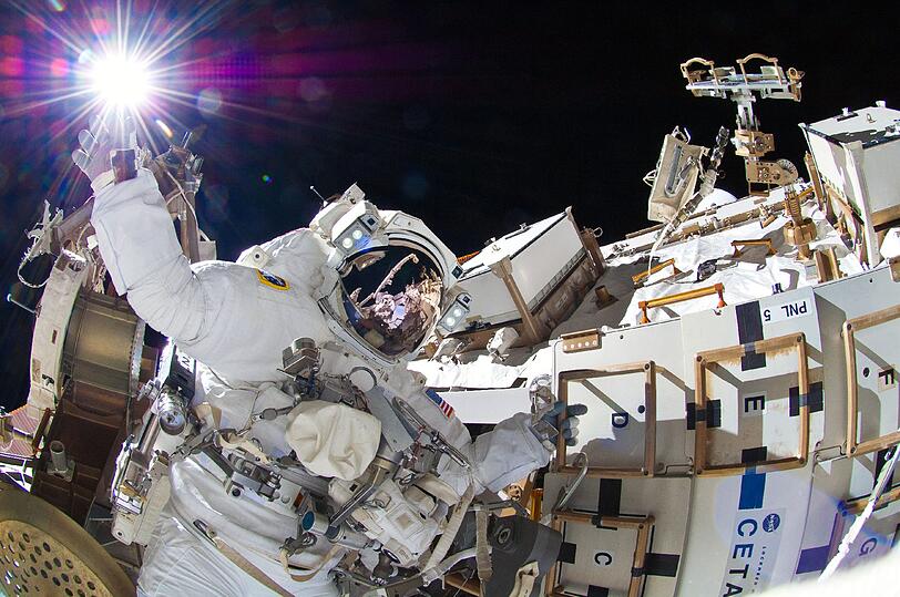 Als würde sie die Sonne berühren: Die US-amerikanische Astronautin Sunita Williams bei einem Außeneinsatz im Jahr 2012.