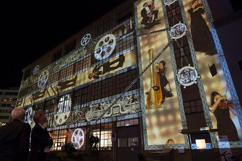 Eine Video-Installation auf der Fassade.