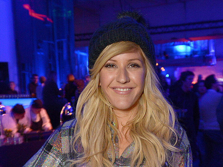 Sängerin Ellie Goulding präsentiert sich mit trendiger Bommelmütze