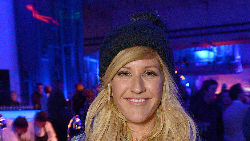 Sängerin Ellie Goulding präsentiert sich mit trendiger Bommelmütze Sängerin Ellie Goulding präsentiert sich mit trendiger Bommelmütze