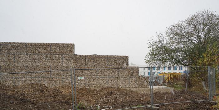 Auf Druck von Anwohnern hin errichtet die Stadt in Neuperlach eine vier Meter hohe Mauer an einer Flüchtlingsunterkunft.