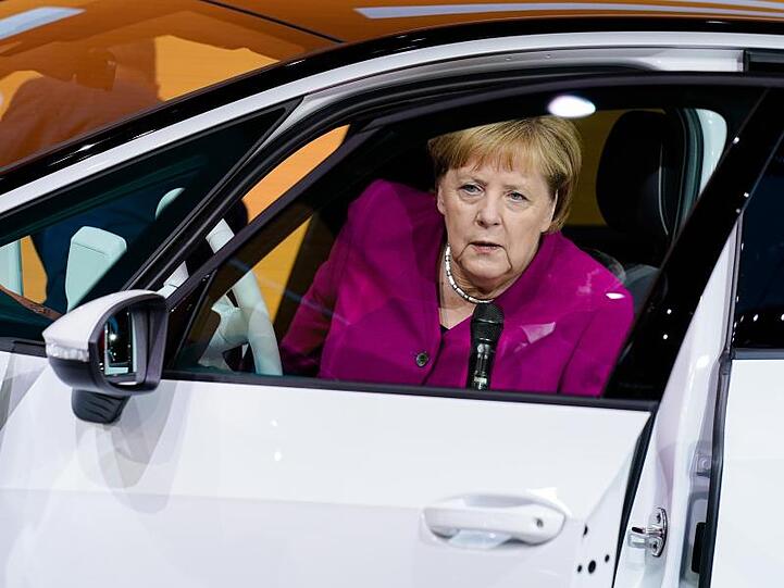Bundeskanzlerin Angela Merkel (CDU) besuchte 2019 den Stand von Volkswagen bei der IAA.