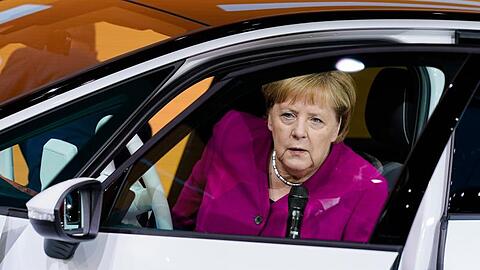 Bundeskanzlerin Angela Merkel (CDU) besuchte 2019 den Stand von Volkswagen bei der IAA.